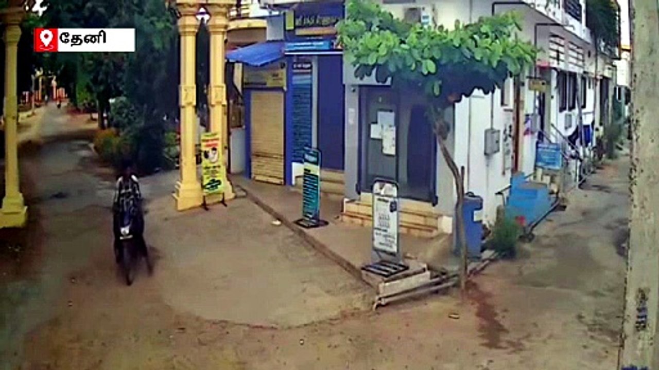 தேனியில் இரு சக்கர வாகனத்தை திருடிய மர்ம நபர்கள்: சிசிடிவி வீடியோ வைரல்