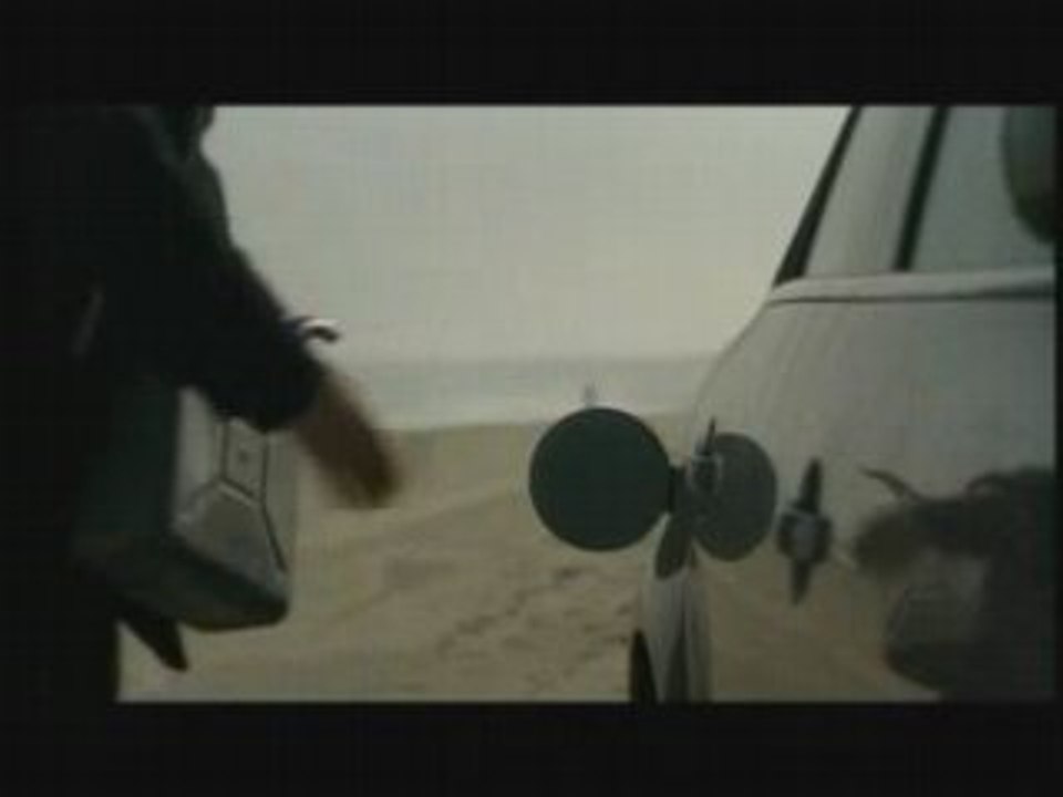 voiture en pane au bord de la mer