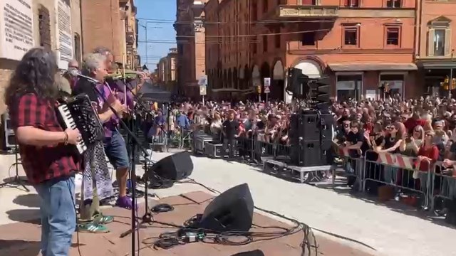 Bologna, il video del concerto dei Modena City Ramblers davanti al Sacrario dei Caduti in piazza del Nettuno