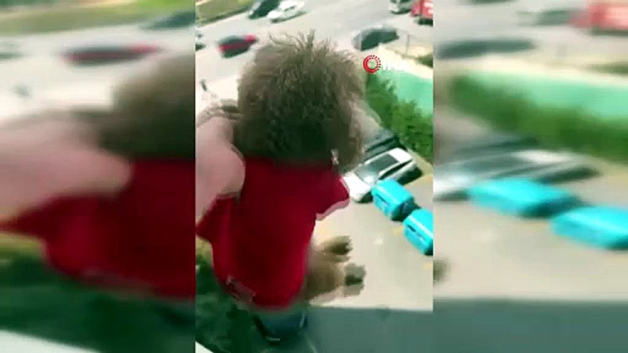Köpeği camdan sarkıttı, o anları kayda aldı