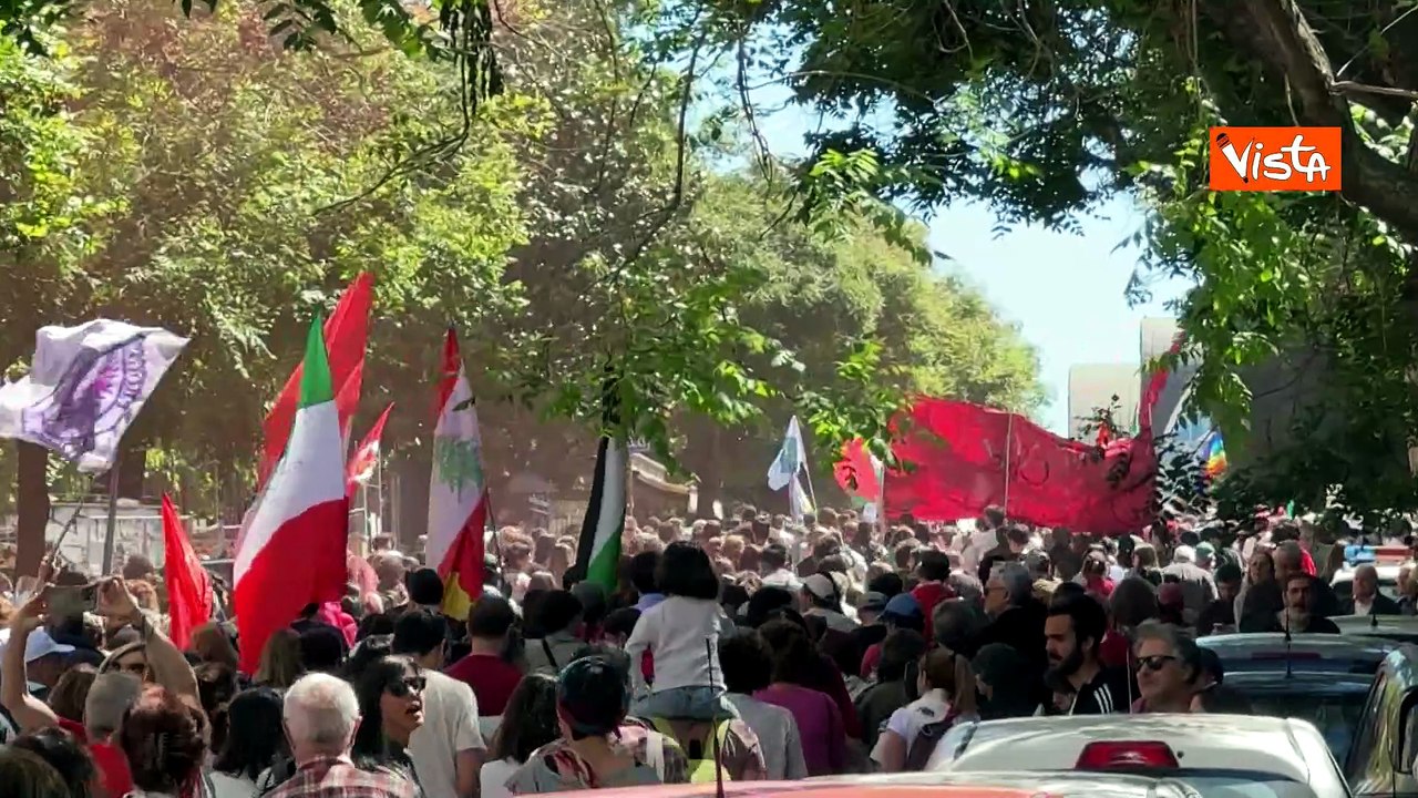 Il corteo del 25 aprile passa tra le vie di Roma, tra striscioni e cori