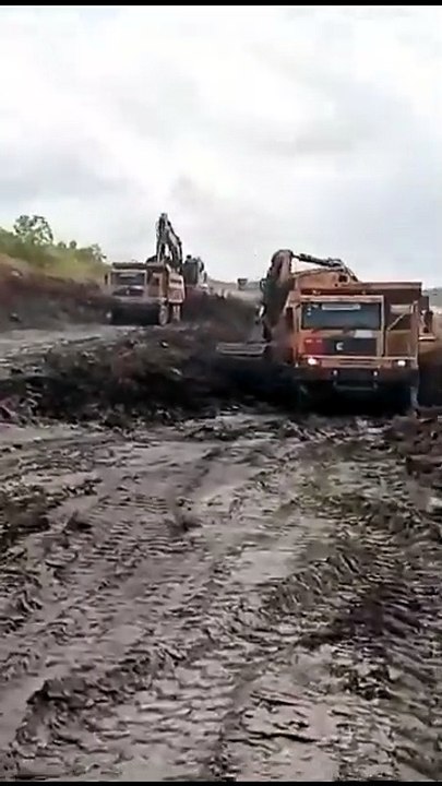 Clash of the Titans : Heavy Machinery Battle in Indonesia's Coal Fields