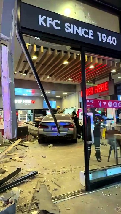 ระทึกเก๋งพุ่งอัด KFC กลางปั๊มดังสุขุมวิท 62 ไรเดอร์-ลูกค้าเจ็บระนาว 6 ราย