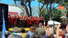 Coro 'Inni e canti di lotta' sul palco della manifestazione del 25 aprile a Parco Schuster a Roma