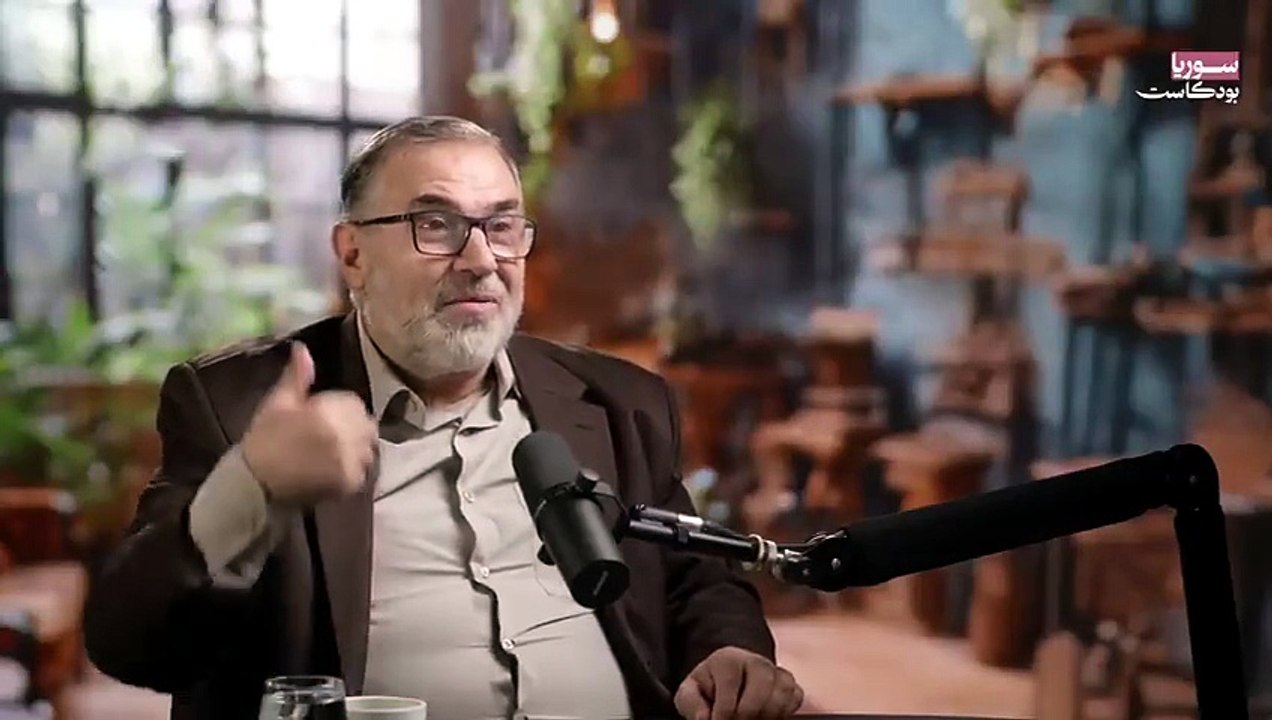 أهوال سجون صيدنايا وتدمر.. دخلت شابا وخرجت عجوزا لا أعرف ماهو الموبايل _ سوريا بودكاست(4_ جزء 2