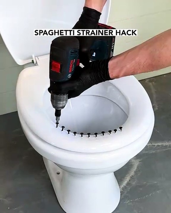 Strain spaghetti using a toilet seat hack😂🍝
