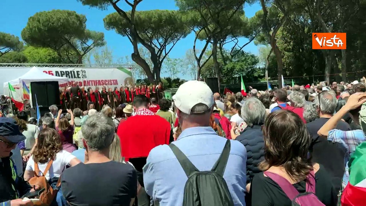 Parco Schuster gremito di persone alla manifestazione del 25 aprile a Roma