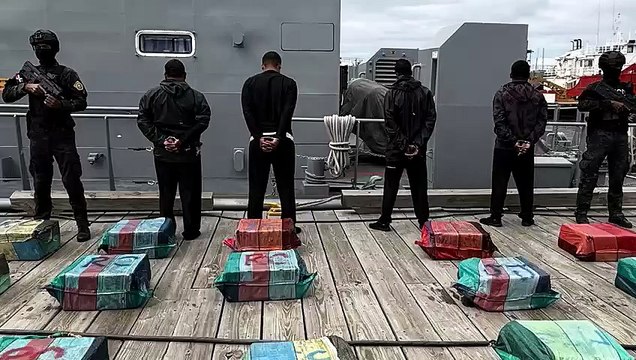 Incautan 450 paquetes de presunta cocaína y arrestan 4 venezolanos en alta mar