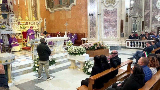 Il dolore e la speranza: Catanzaro si ferma nel silenzio per l'ultimo saluto ad Anna, Giuseppe e Nicola