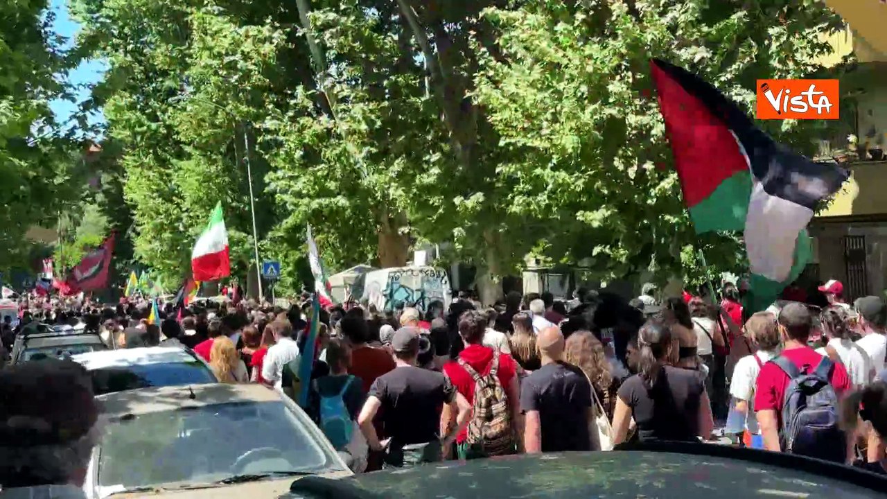 Tamburi e striscione 'Buon Venticinque aprile' al corteo del 25 aprile a Roma