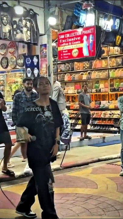Queen On Street LIVE | Performance on Bangla Road