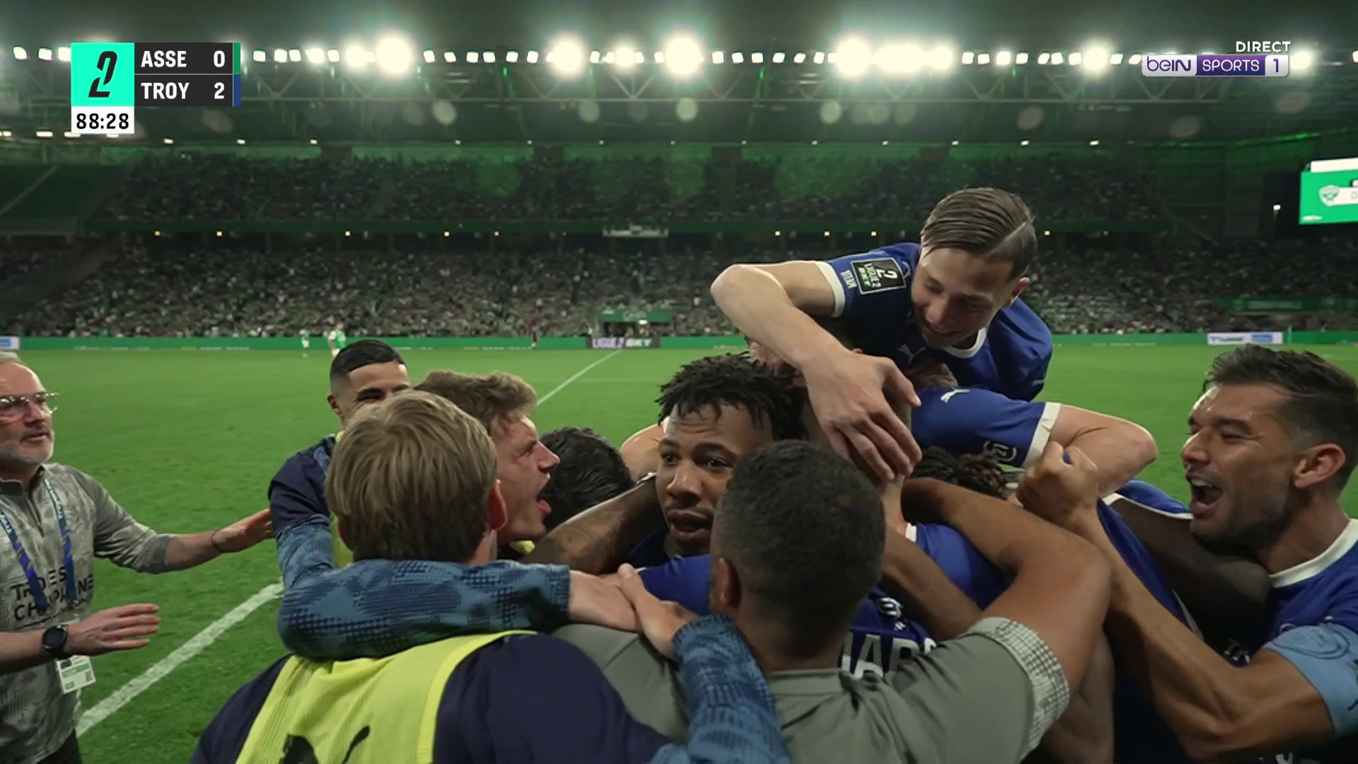 Ligue 2 : Le but gag concédé par Larsonneur qui envoie Troyes en Ligue 1 !