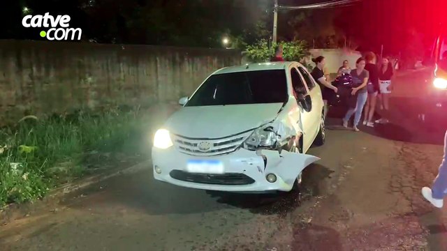 Jovem fica ferido em acidente entre carro e moto no Centro de Cascavel