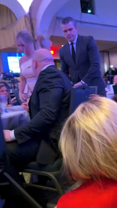 Bath uk | 🔴Prominent figures appeared during the evacuation of senior Trump staff and members of his government tonight, including Kennedy, Blanche, Stephen and Katie Miller, and Pete Hegseth.