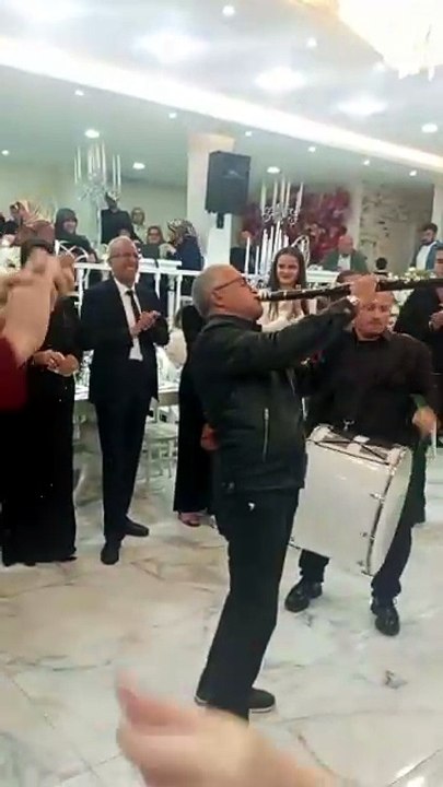 Gelin,düğün salonu,klarnet,davul..