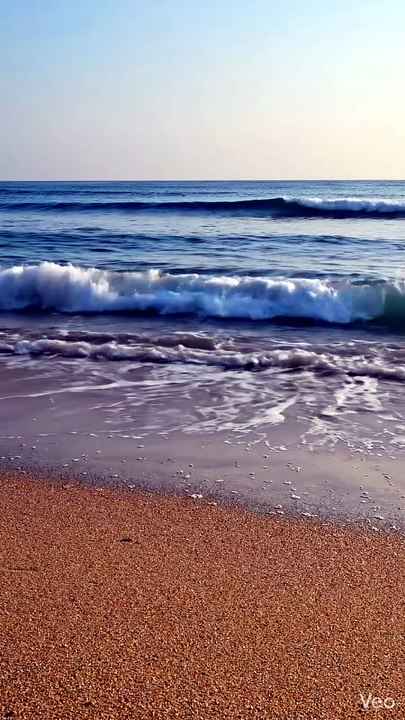 Ocean_waves_reaching_202604251431