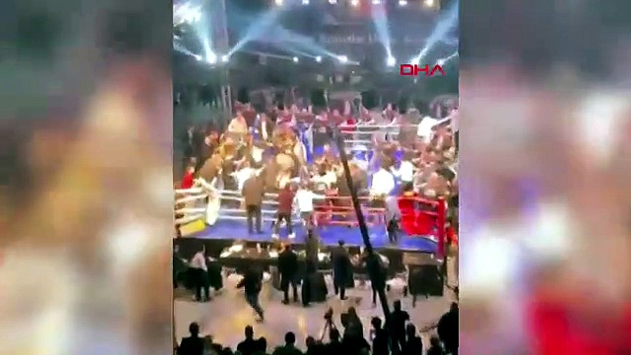 Trabzon'da boks maçında meydan savaşı: Onlarca kişi ringe dalıp birbirine girdi