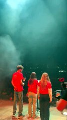 La flama del Correllengua il·lumina el concert de la Gossa Sorda