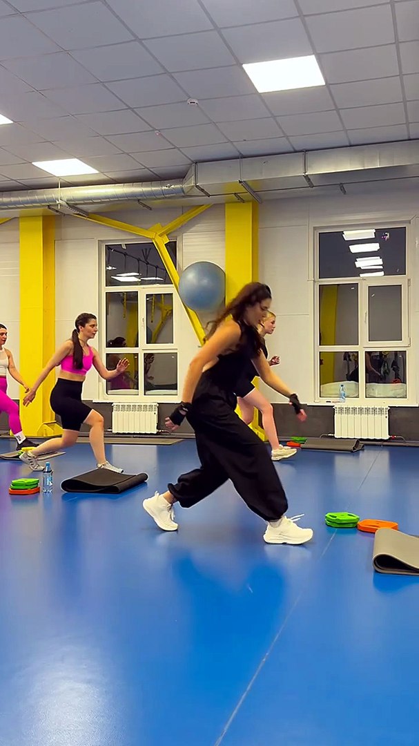 ⁣Энергичный микс: степ-аэробика и силовые — Energetic Mix: Step Aerobics & Strength