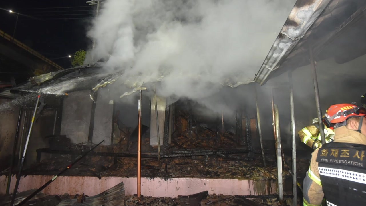 대전 이사동 단독주택 화재...일가족 3명 화상 입어 / YTN