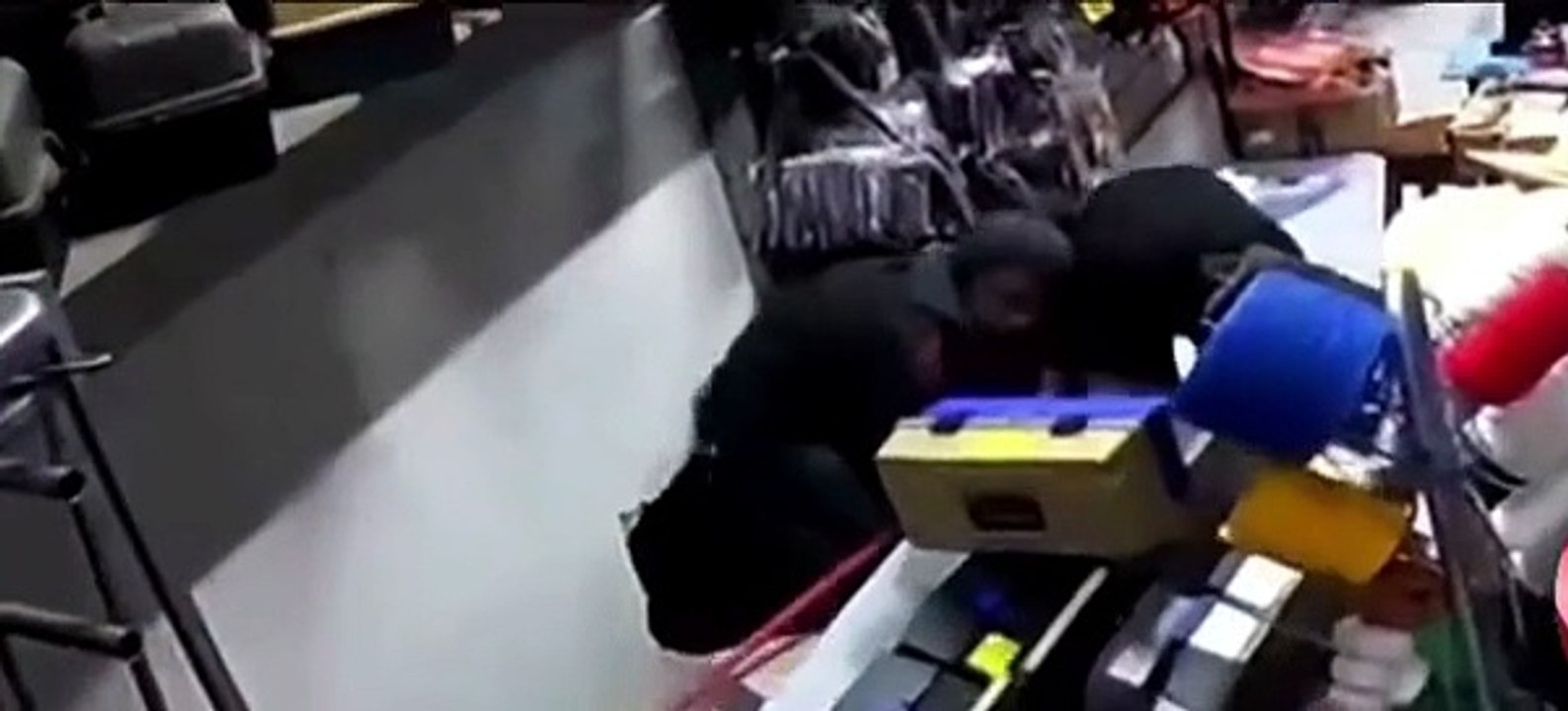Caso 'Satanás do CV': Vídeo mostra momento em que criminosos fazem buraco em parede para roubar arsenal de armas