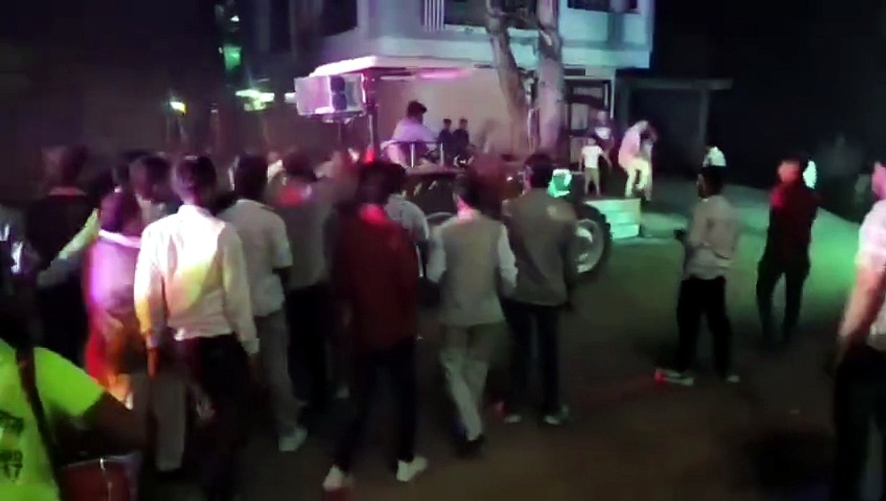 साइड नहीं मिला तो ड्राइवर ने बारात में घुसा दिया ट्रेक्टर