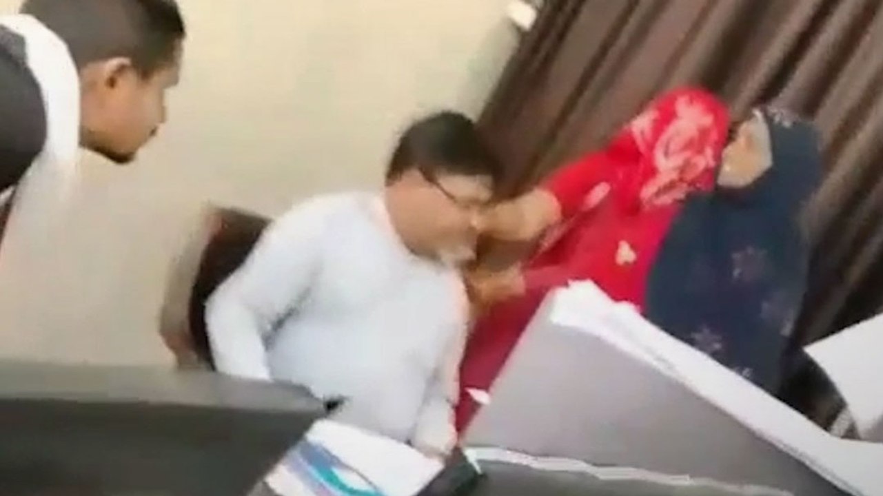 आपूर्ति कार्यालय पर फूटा बुर्का पहनी महिलाओं का गुस्सा