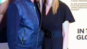 TL - Nikos Aliagas, son épouse Tina Grigoriou et de sa sœur Marie Aliagas, présent au vernissage de son exposition « LES GRANDS ÂGES ».