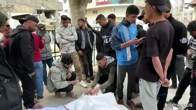 Palestinesi piangono i familiari uccisi da Israele a Gaza city