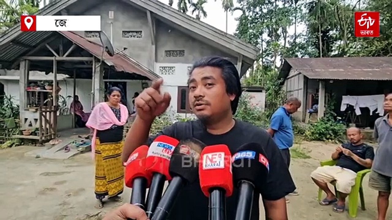 চোতালত খেলি থকা শিশুৰ ওপৰত পৰিল বিদ্যুতৰ খুঁটা, বিদ্যুৎ বিভাগৰ বিৰুদ্ধে ক্ষুব্ধ স্থানীয় লোক