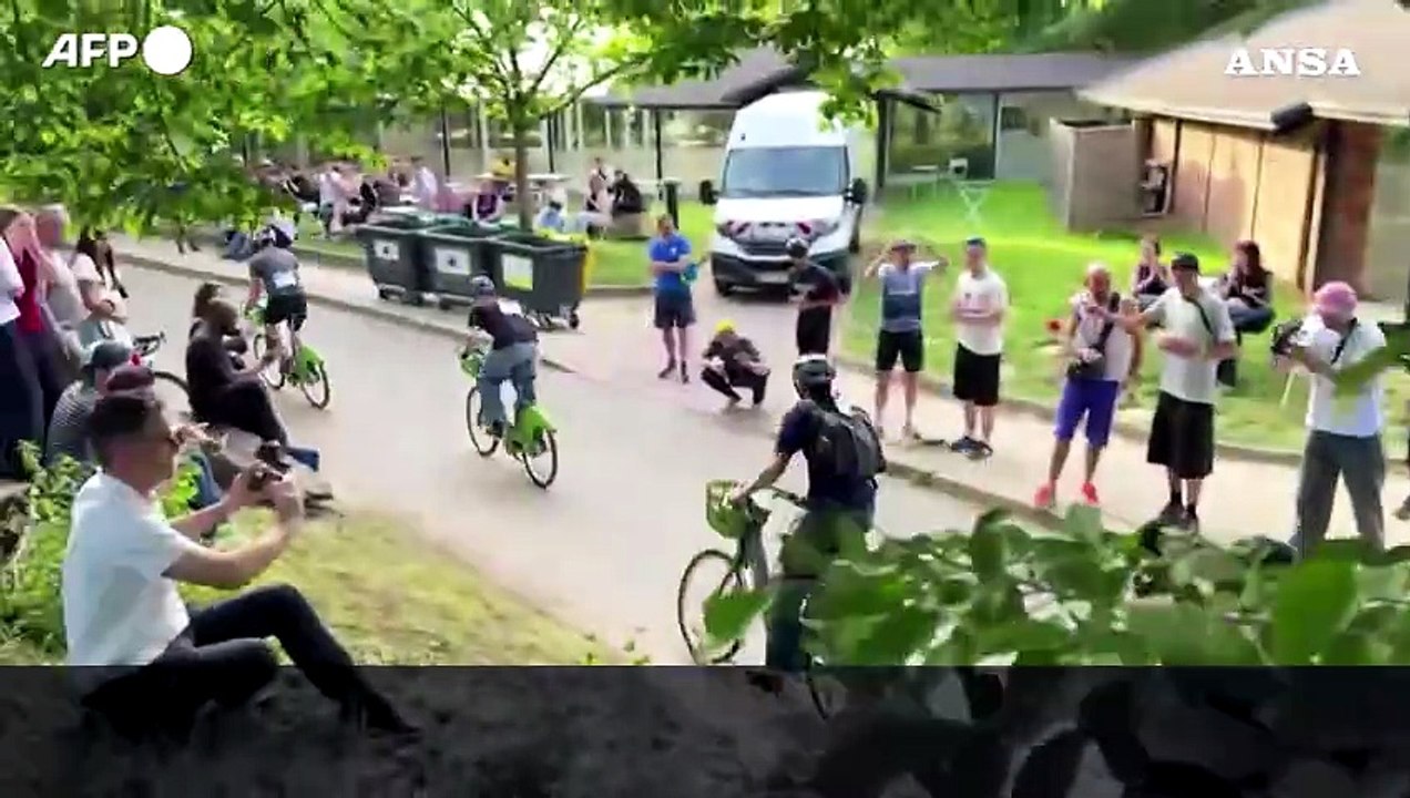 A Parigi la sfida tra ciclisti in sella alle bici in sharing