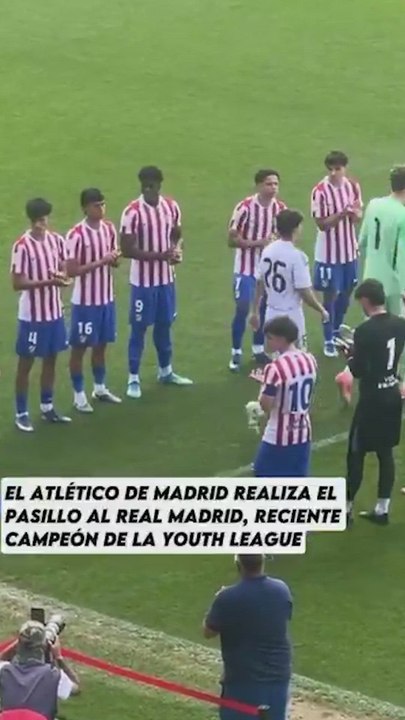 El pasillo del Atlético de Madrid al Real Madrid por la Youth League