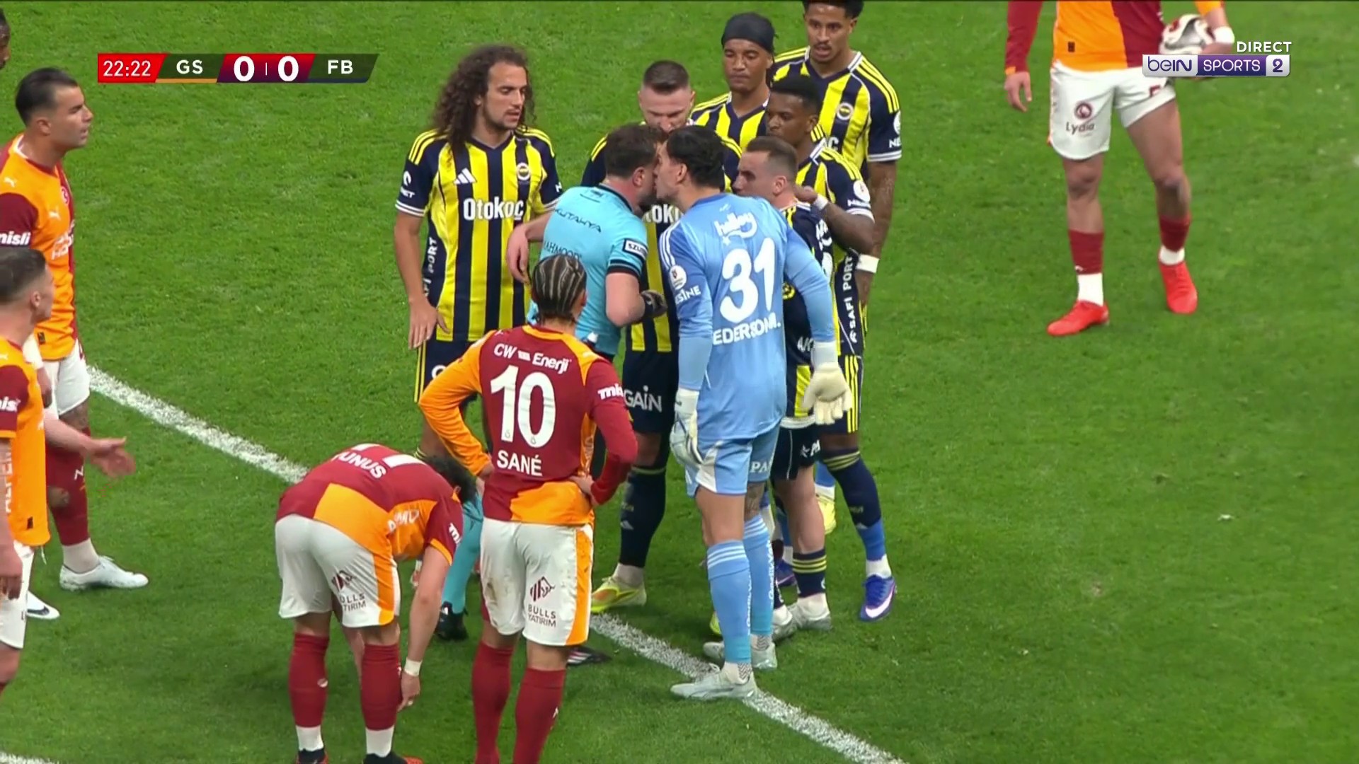 SüperLig : L'altercation entre joueurs et l'arbitre au derby d'Istanbul !