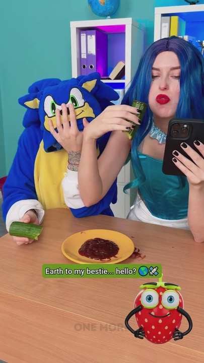 She's so distracted she forgot how to eat! 😂🍲 #funny #fail