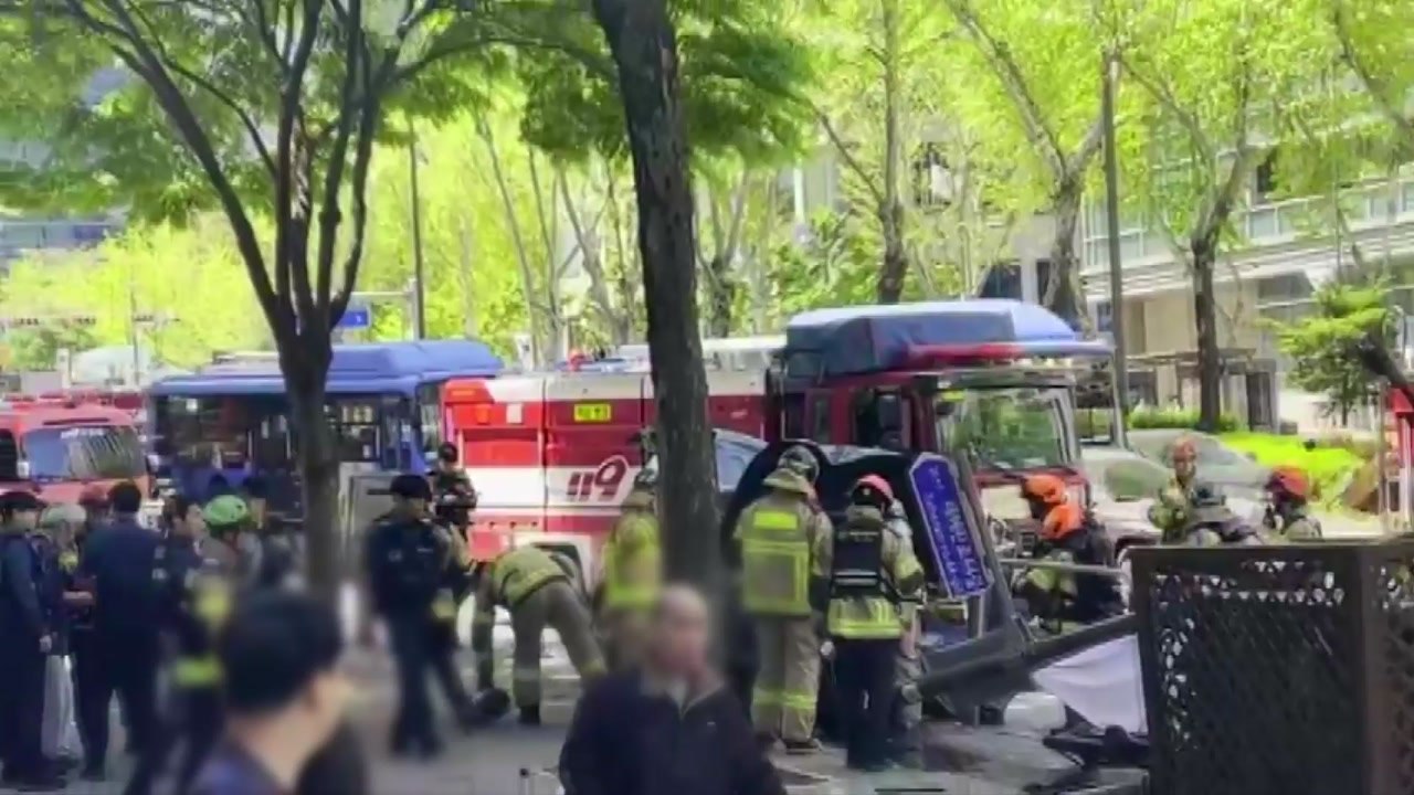 강남 테헤란로 SUV 가로등 충돌...한때 통제 / YTN