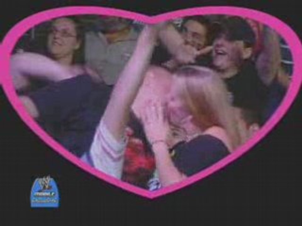 Raw After the Bell Super Crazy hosts the Kiss Cam