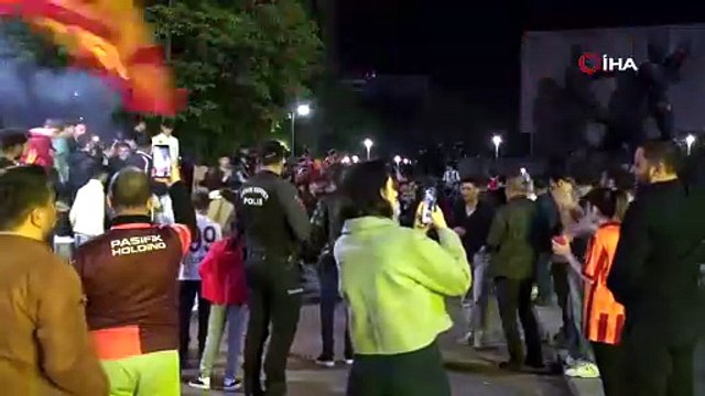 Derbinin ardından Galatasaraylı taraftarlardan kutlama | Ajansspor | IHA