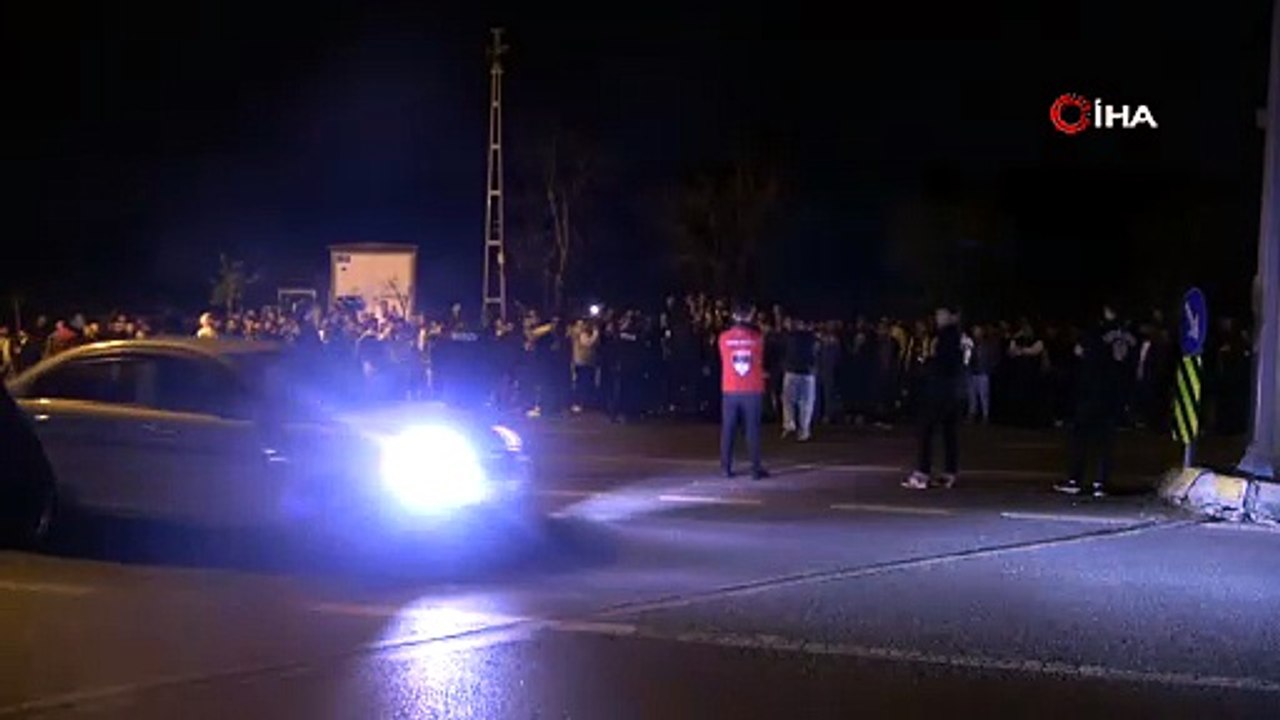 Samandıra’da Fenerbahçeli taraftarlar yönetim ve futbolculara tepki gösterdi