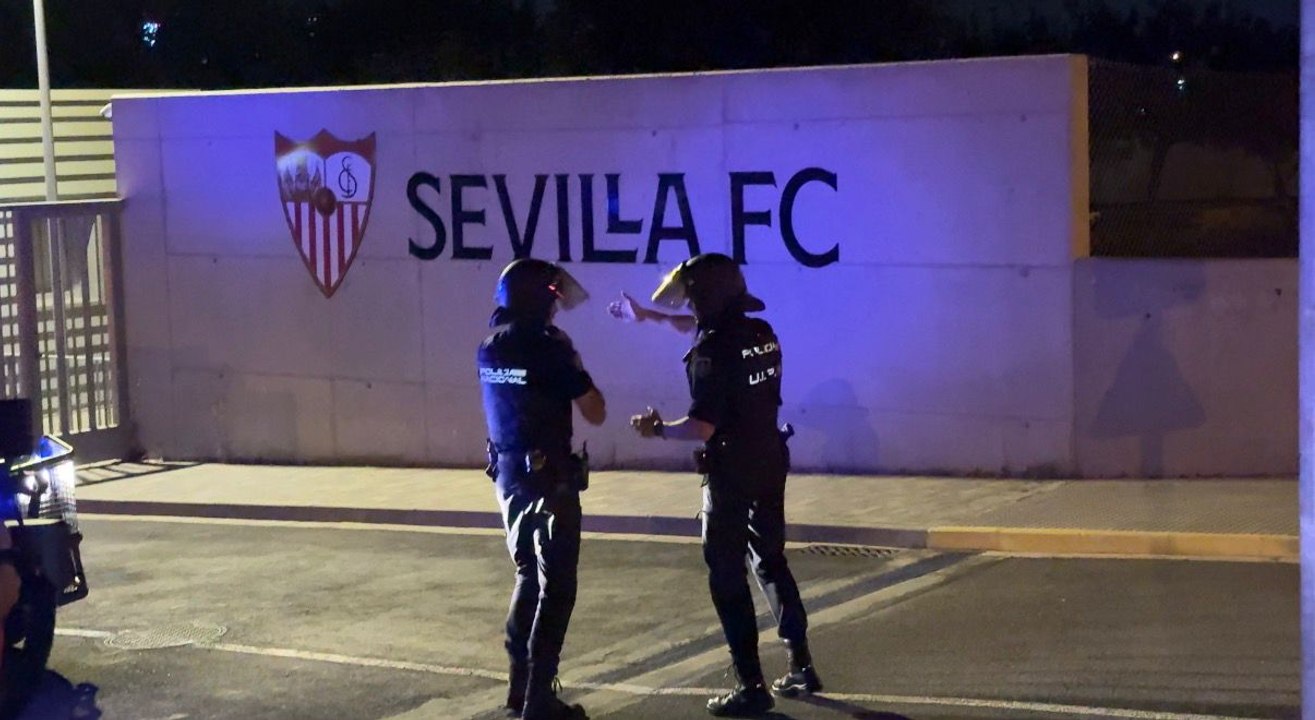 Los jugadores del Sevilla, increpados tras la derrota ante Osasuna