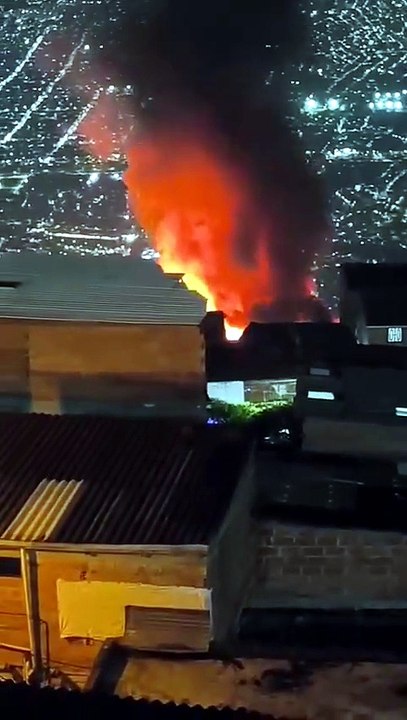 Voraz incendio en el barrio Carpinelo