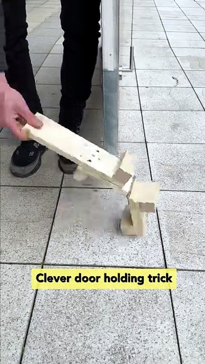 Clever door holding trick 🤫