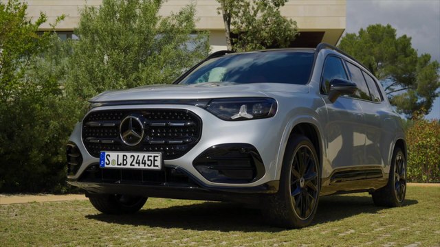 Mercedes-Benz GLB 250+ with EQ Technology in High-tech silver metallic Design Preview