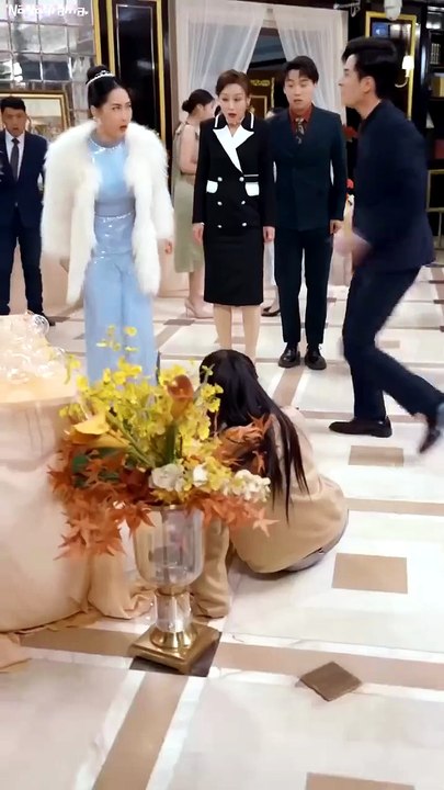 CEO forced girl to kneel and say sorry 100 times!Truth—she’s his sister,he panic!