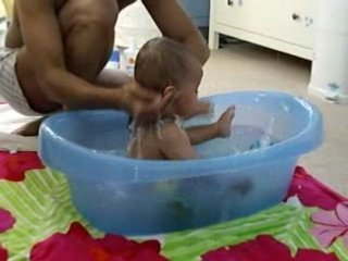 Ebby pendant sa séance de bain avec papa
