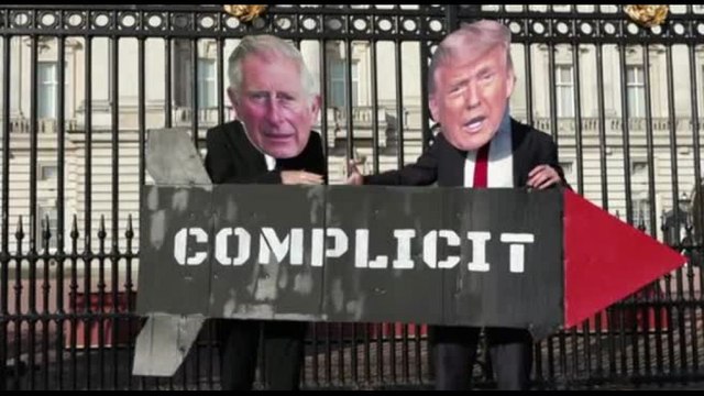 Protesta davanti a Buckingham Palace contro la visita del re da Trump