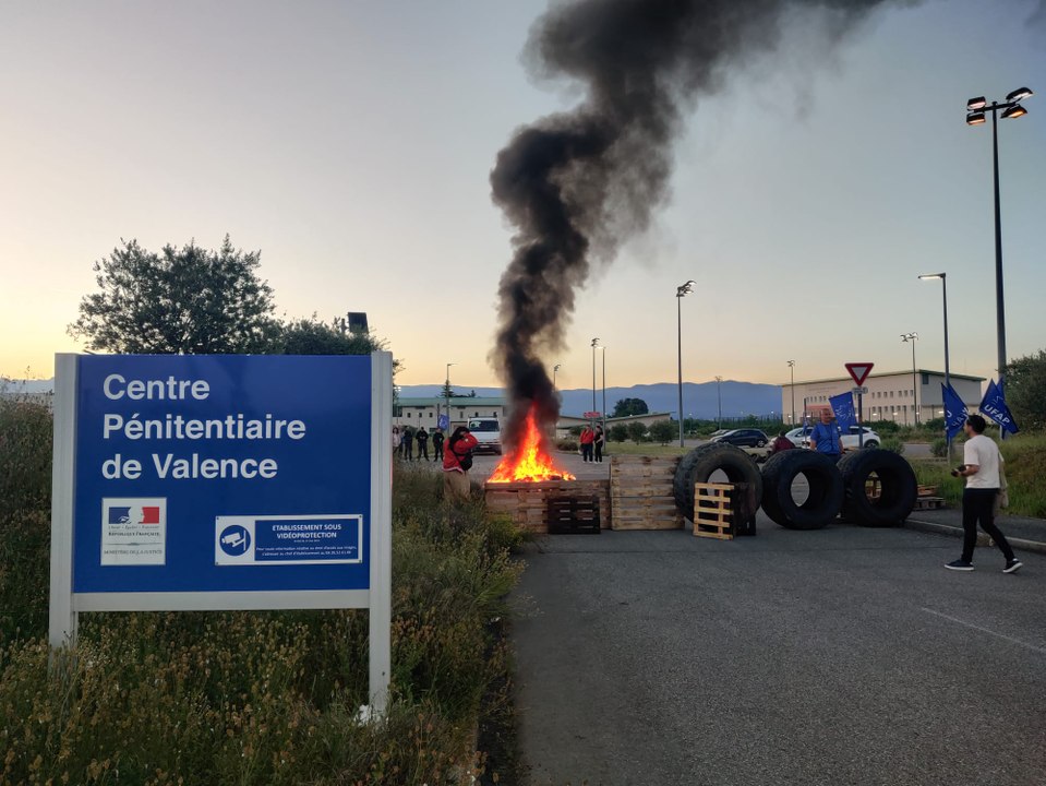 Blocage devant la prison de Valence : les surveillants pénitentiaires manifestent
