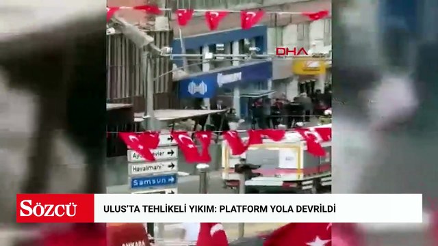 Ankara Ulus'ta yıkım çalışması sırasında binanın önündeki platform caddeye yıkıldı
