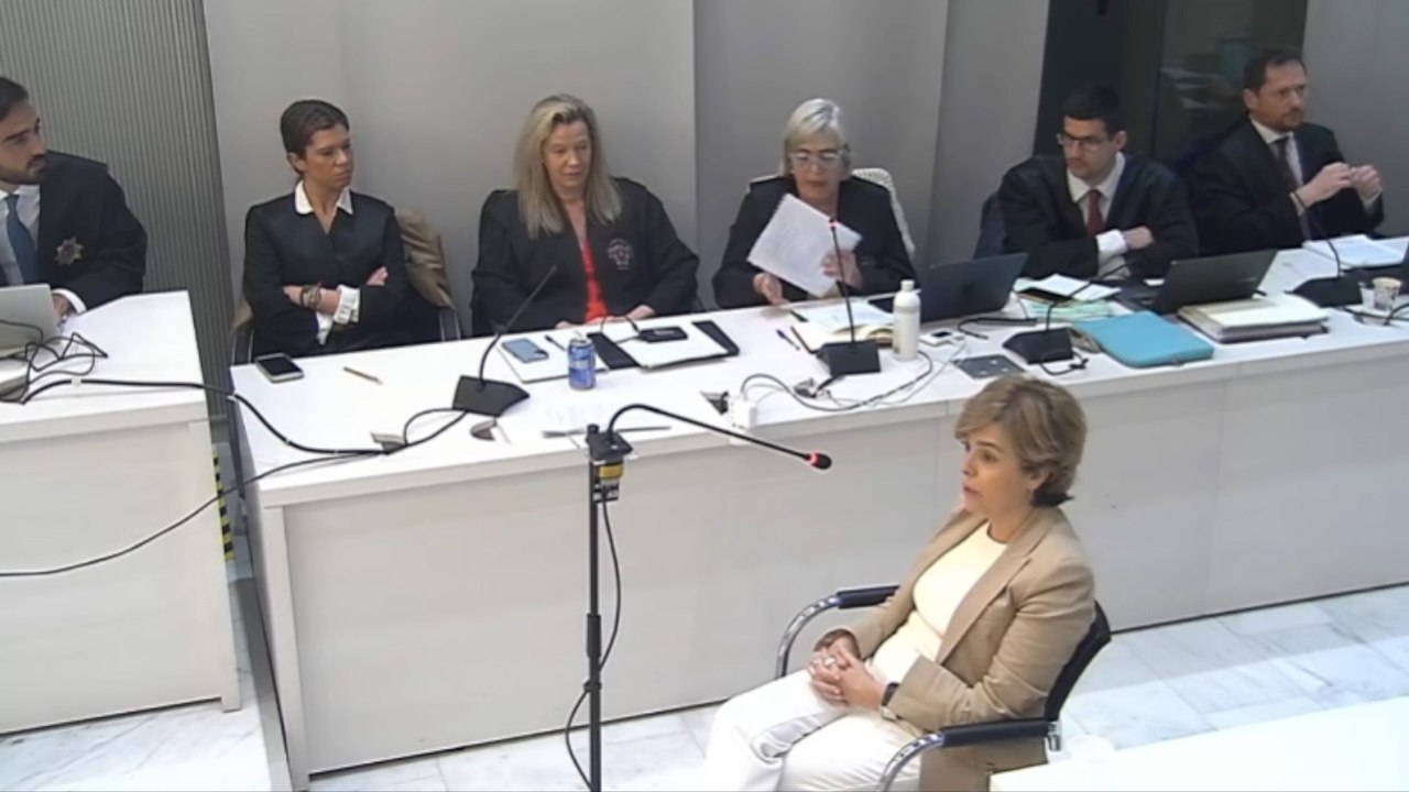 Sáenz de Santamaría dice desconocer si el CNI investigó a Bárcenas: "Lo que dijo Rajoy bien dicho está"