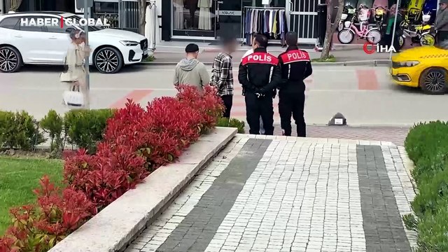 Kız kardeşini kafede bir erkekle görünce ortalığı dağıttı