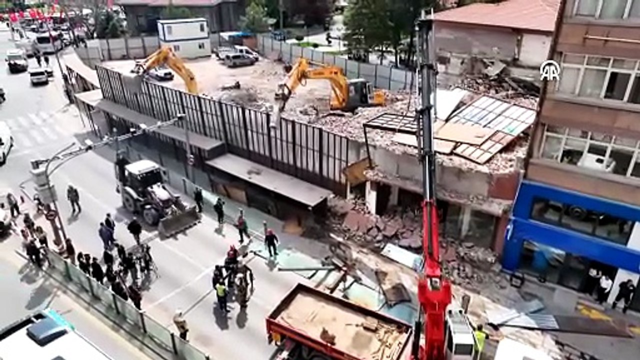 Ankara'da yıkım çalışması yapılan 4 katlı binanın platformu çöktü: Çok sayıda yaralı var